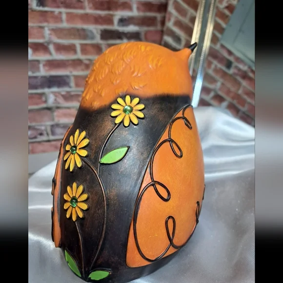 Alluring Blue eyed Owl - Picture 4 of 6